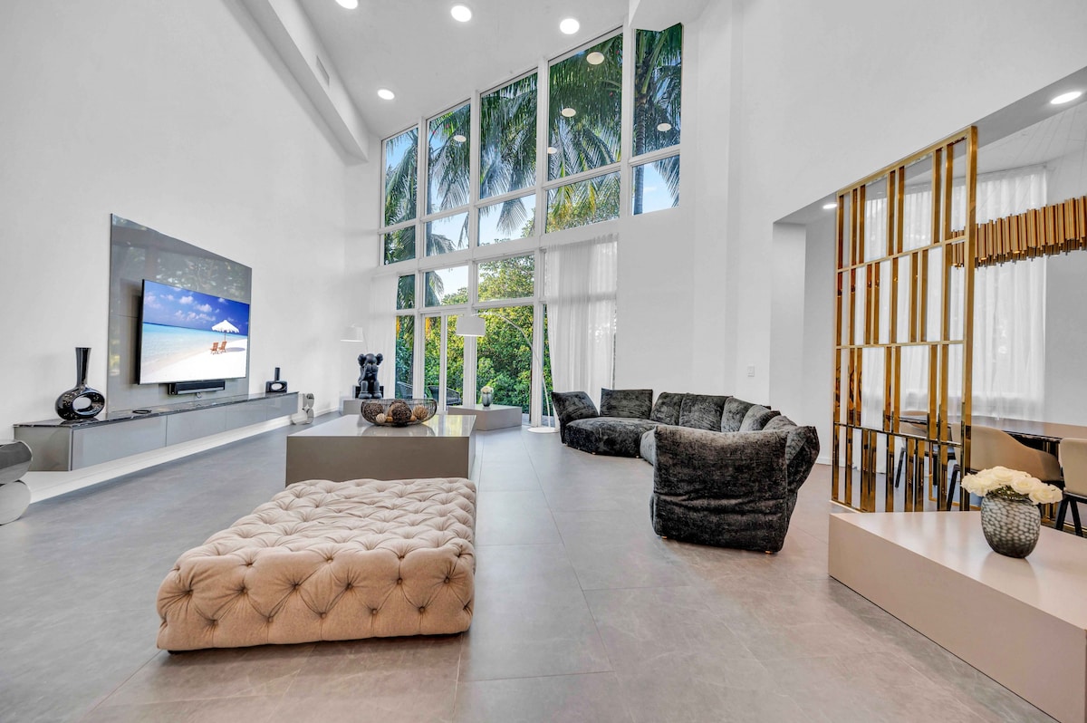 Luxurious 5 Story Townhouse in South Beach