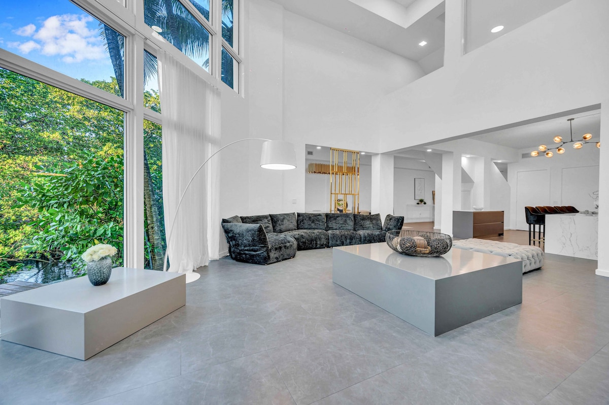 Luxurious 5 Story Townhouse in South Beach