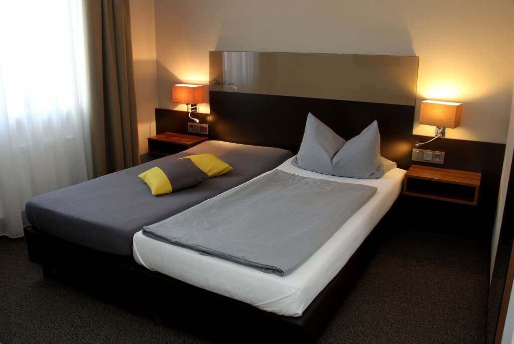 Drei Lilien酒店（ Vohenstrauss ） ，双人卧室，配备免费无线网络