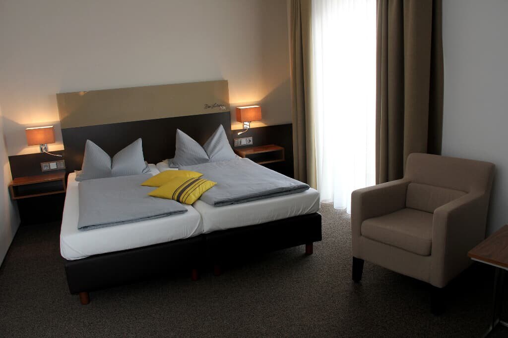 Drei Lilien酒店（ Vohenstrauss ） ，双人卧室，配备免费无线网络