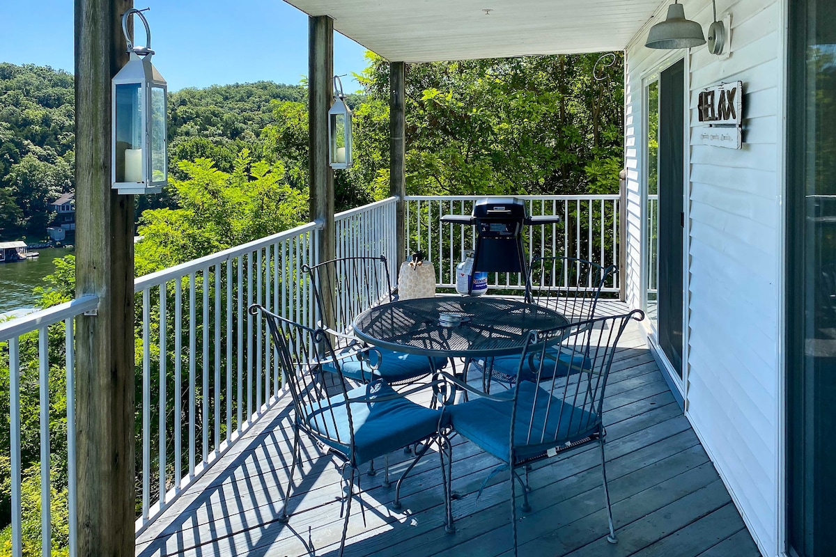 Lakefront Missouri Condo w/ Pool Access & Balcony