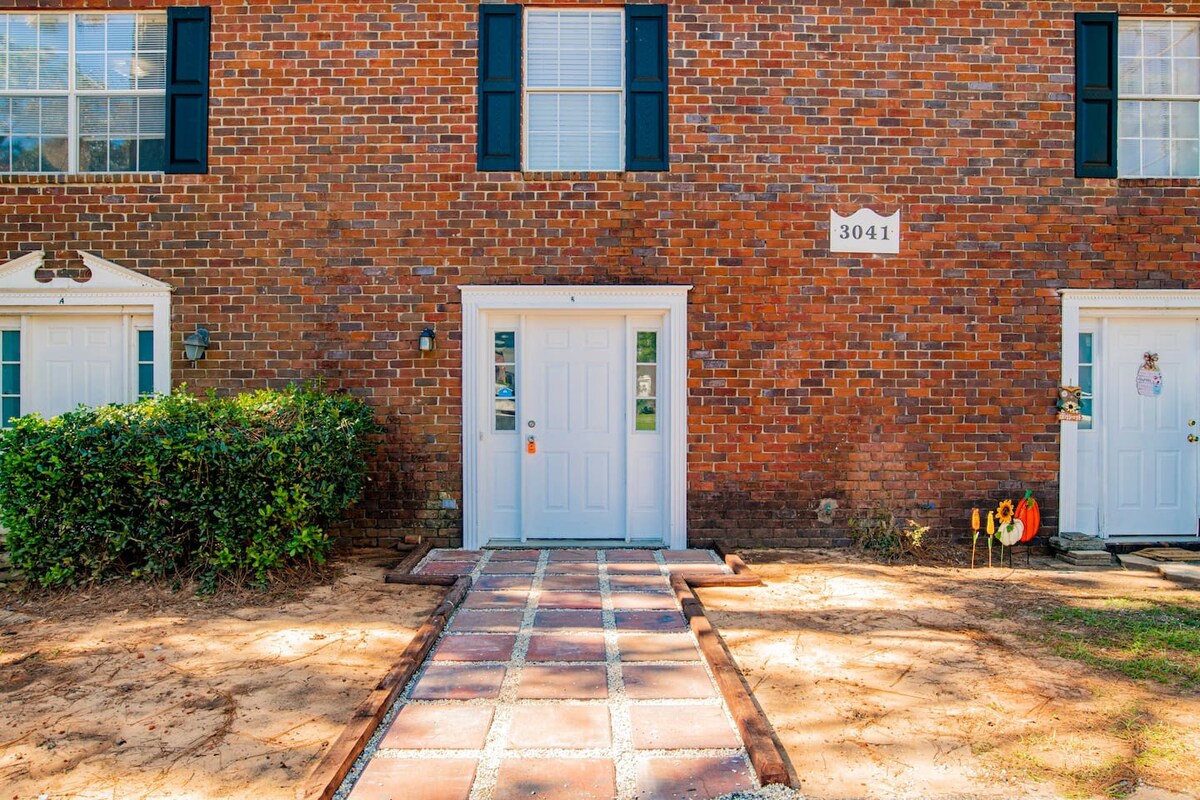 Pensacola Townhome Near Airport & Shopping