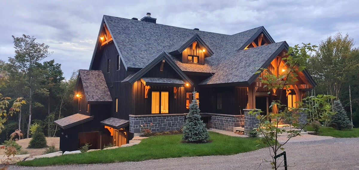 The Black Bear -unique chalet with hot tub, cinema