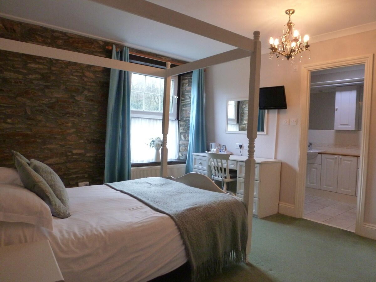 Double Room - Deluxe - Ensuite with Bath - Room 7