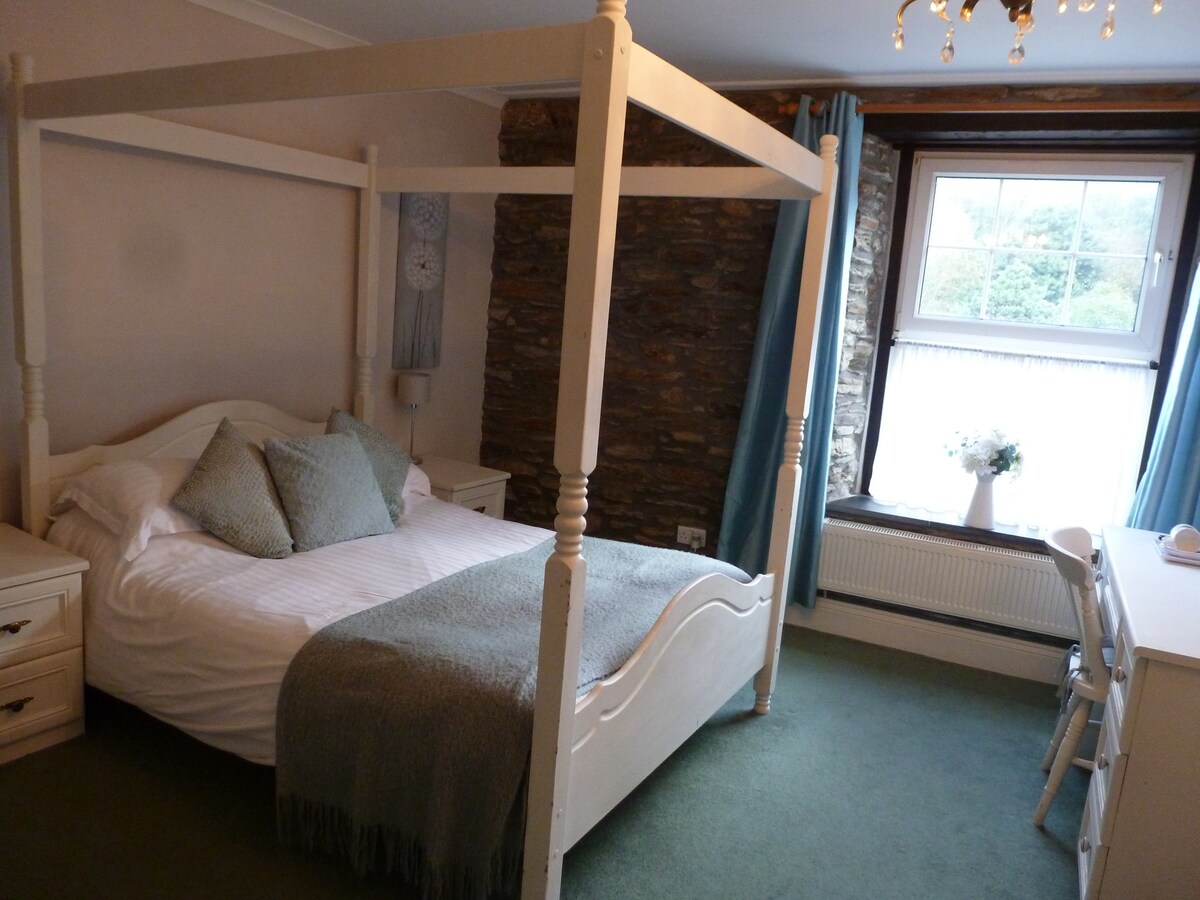 Double Room - Deluxe - Ensuite with Bath - Room 7