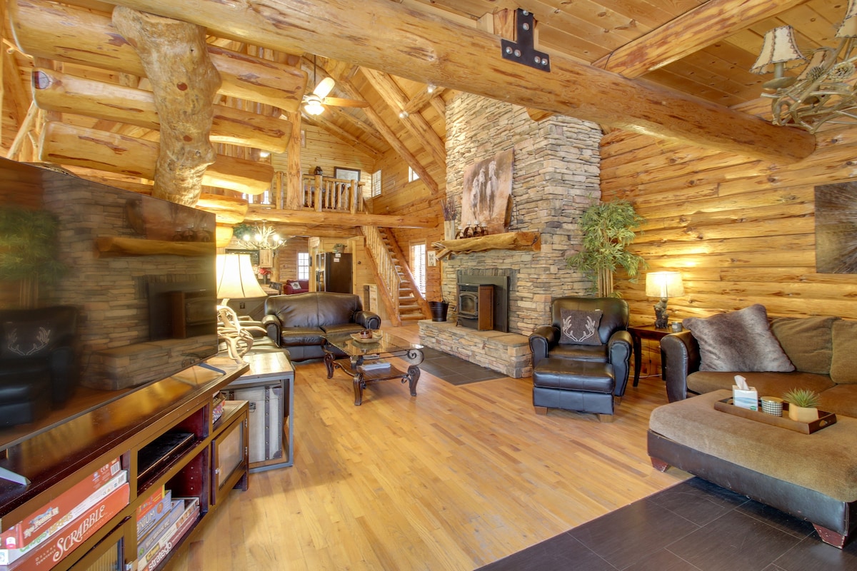 Redwood Cabin & Casita: 2 Acres, Fire Pit, Hot Tub