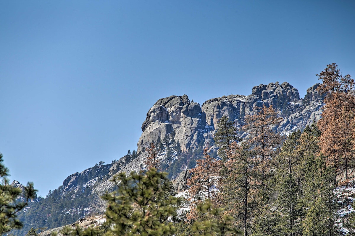 Keystone Getaway Cabin w/ Mount Rushmore View