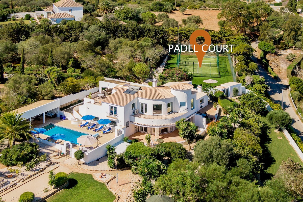Exclusive villa with padel court [03]