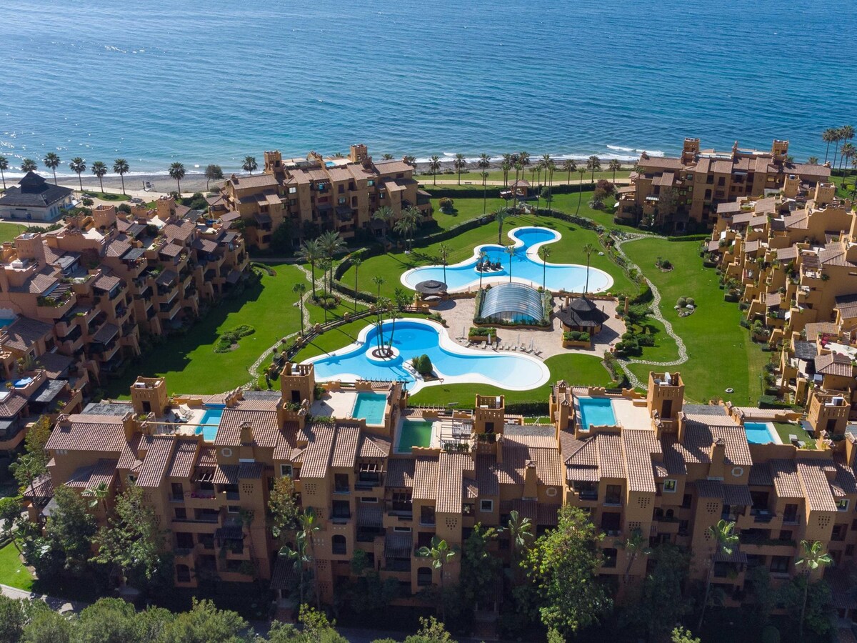 海滨公寓- Los Granados del Mar的室内泳池和健身房