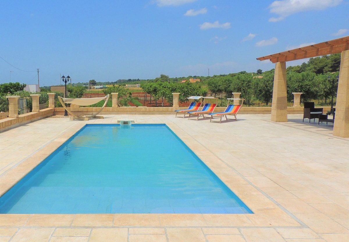 Villa with pool, 2km from the sandy beaches