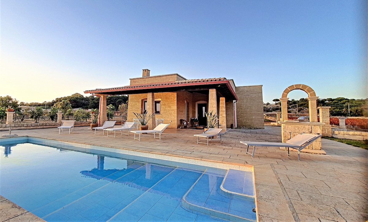 Villa with pool, 2km from the sandy beaches