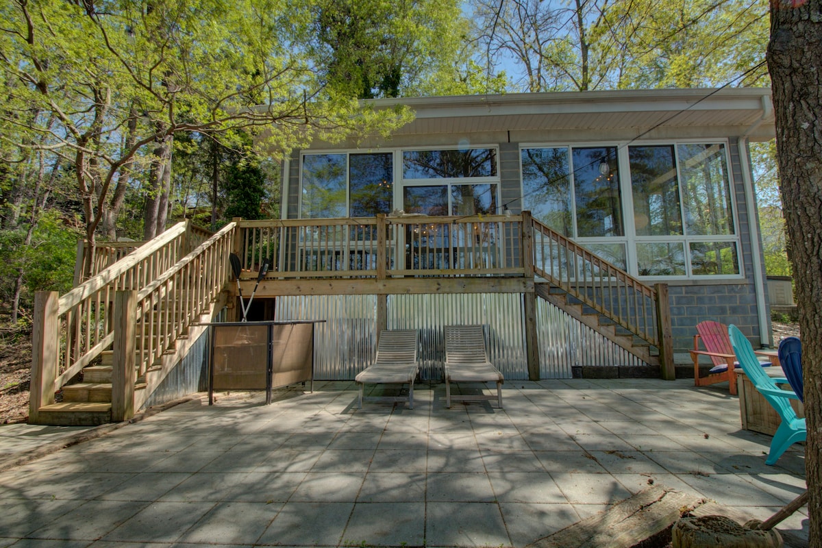 Lakefront Paradise 2 bedroom getaway on Lake Wylie