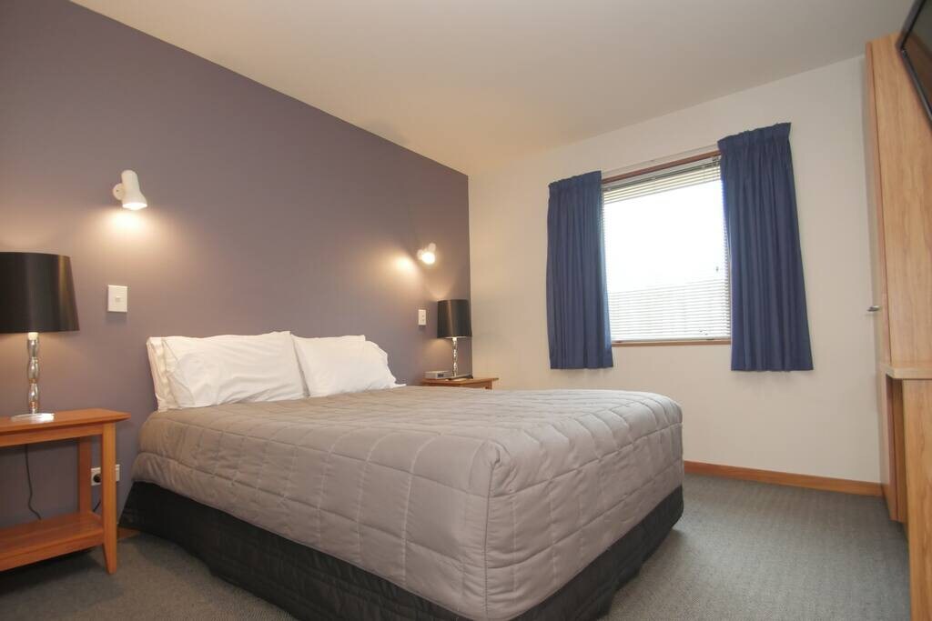 Spacious Family Room with Kitchenette & WIFI @ Comfort Inn Riccarton