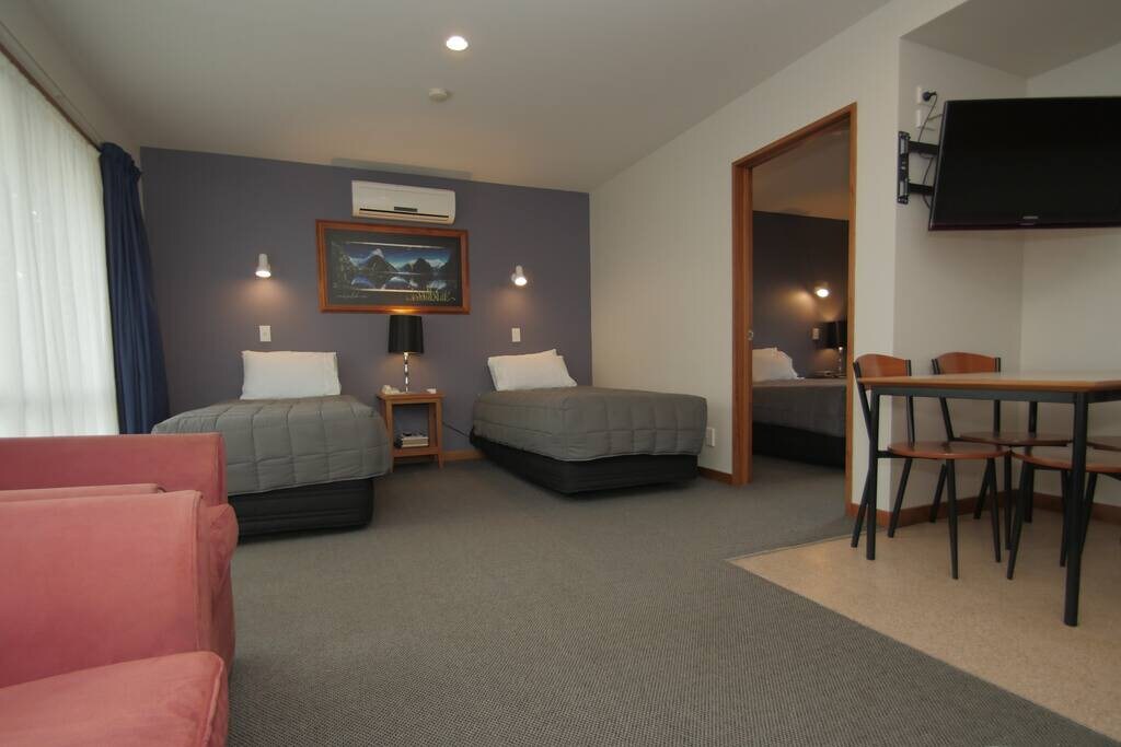 Spacious Family Room with Kitchenette & WIFI @ Comfort Inn Riccarton