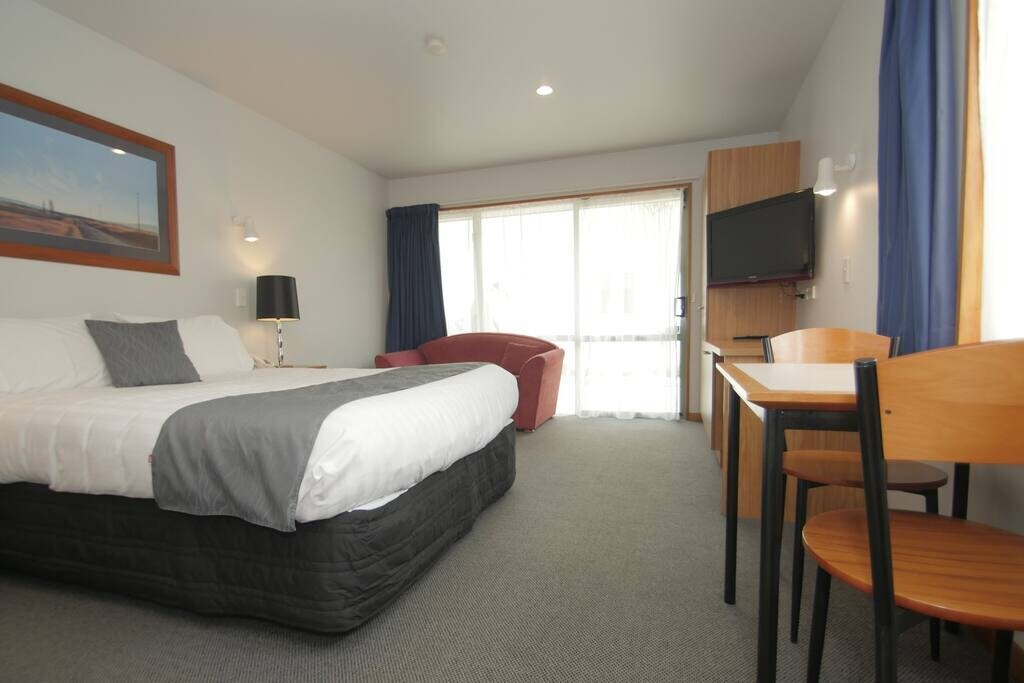 Spacious Family Room with Kitchenette & WIFI @ Comfort Inn Riccarton