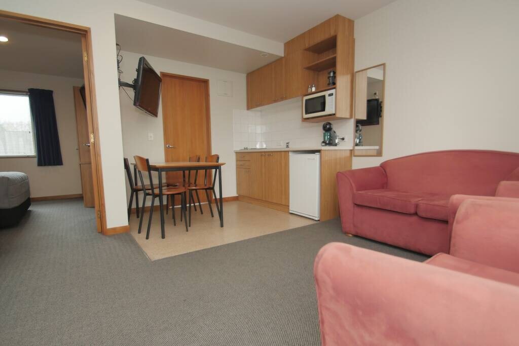 Spacious Family Room with Kitchenette & WIFI @ Comfort Inn Riccarton