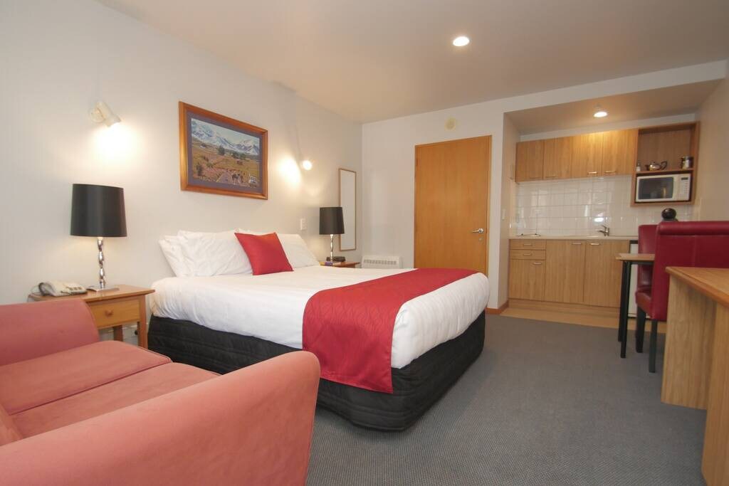 Spacious Spa Studio with Kitchenette & WIFI @ Comfort Inn Riccarton