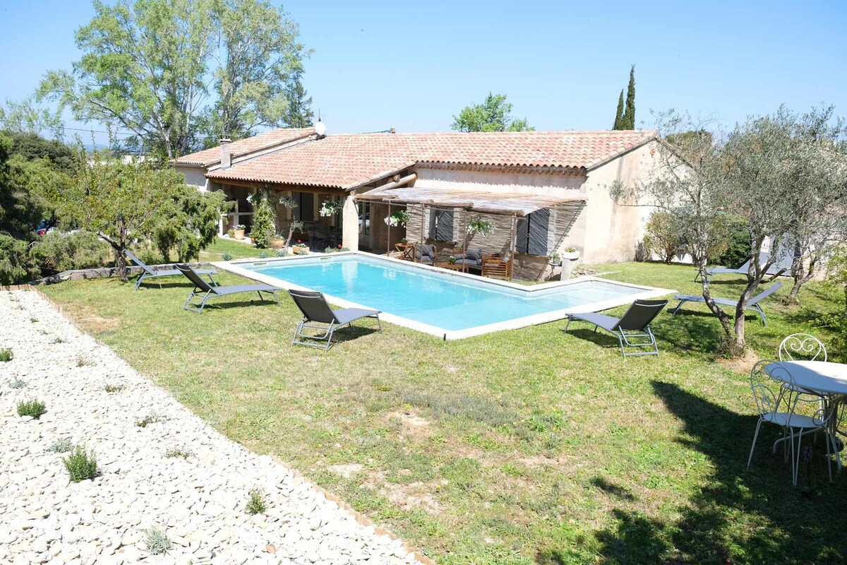 Family house with private pool in the countryside of Les Taillades, in the Luberon Park