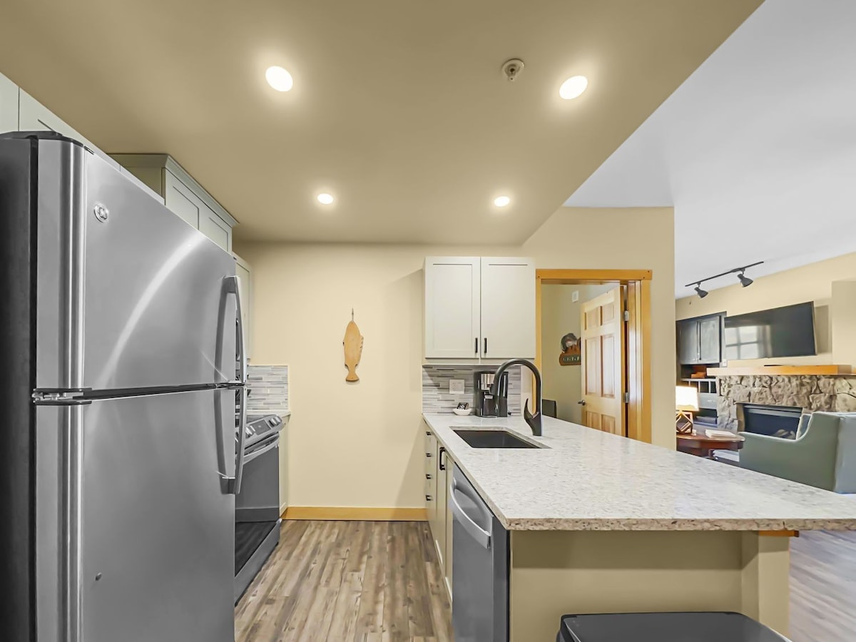 Luxury Remodeled Condo Short Walk to Lifts Incredi