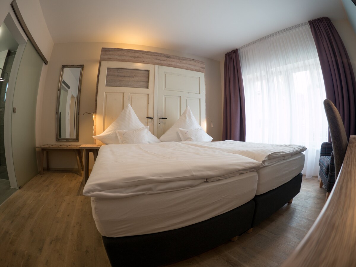 Weinbar und Hotel "Fahr Away" (Volkach), Zimmer Kabinett mit sehr breitem Fenster