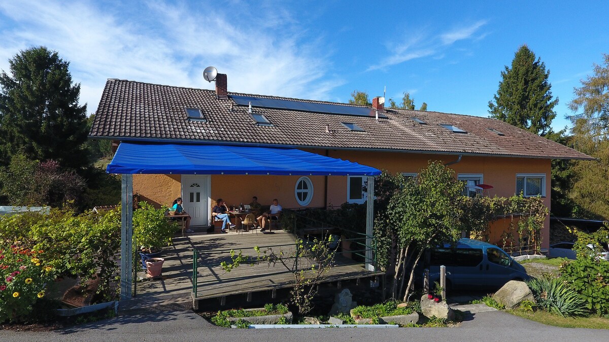 Naturfreundepension Hagenberger für Erwachsene (Witzmannsberg), Ferienwohnung "Gartenblick" (ca.85 qm) mit zwei Wohn- / Schlafzimmer