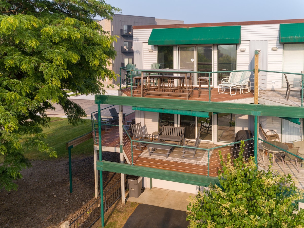 Modern Condo with 2 Decks to enjoy the Harbor