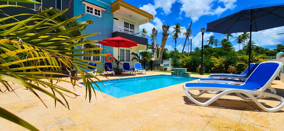 Sleeps 7 | Pool | 3 bedroom | Queen beds | Parking