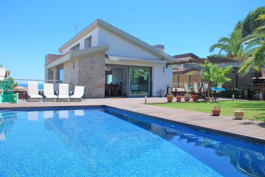 VILLA NIA ★ Preciosa Villa de diseño con piscina, jardín y BBQ. WIFI GRATIS. TV Internacional. 10PAX