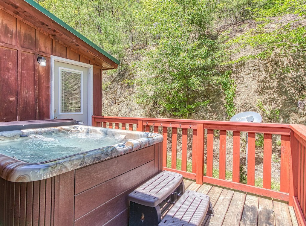 Quiet Pet-friendly Cabin Retreat! WIFI + Hot Tub!
