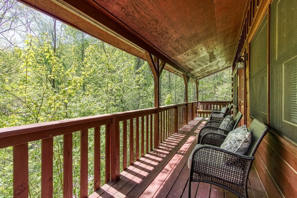 Quiet Pet-friendly Cabin Retreat! WIFI + Hot Tub!