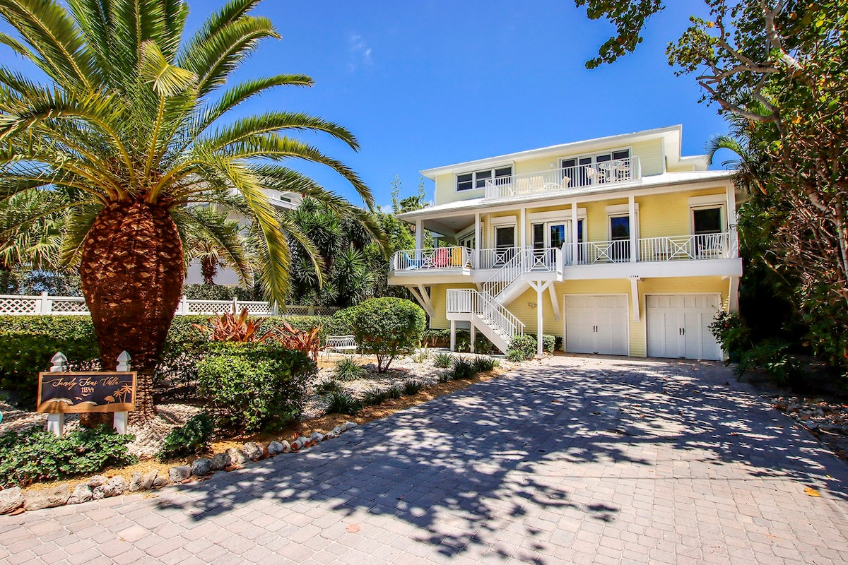 Sandy Seas Villa - Just one home from the Sand