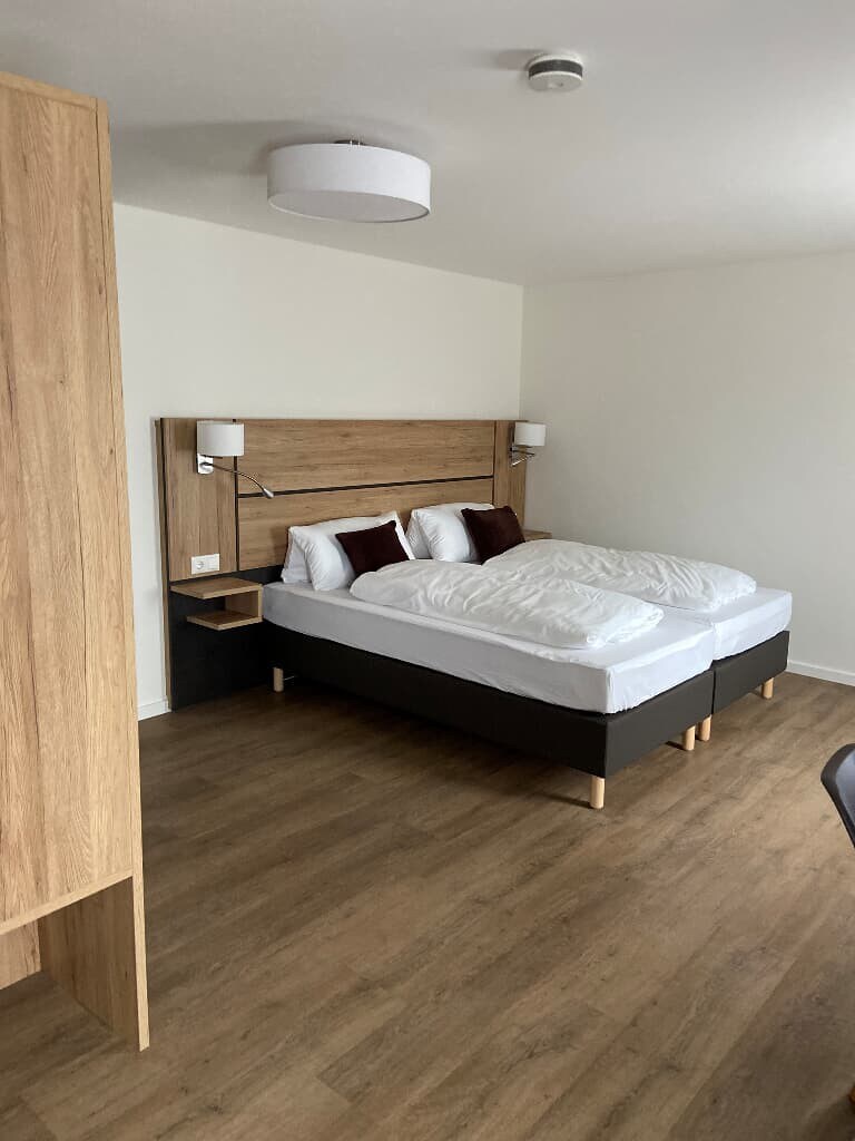 Ramspauer Hof (Regenstauf), Doppelzimmer mit Boxsprigbetten und Schlafsessel für bis zu 4 Personen