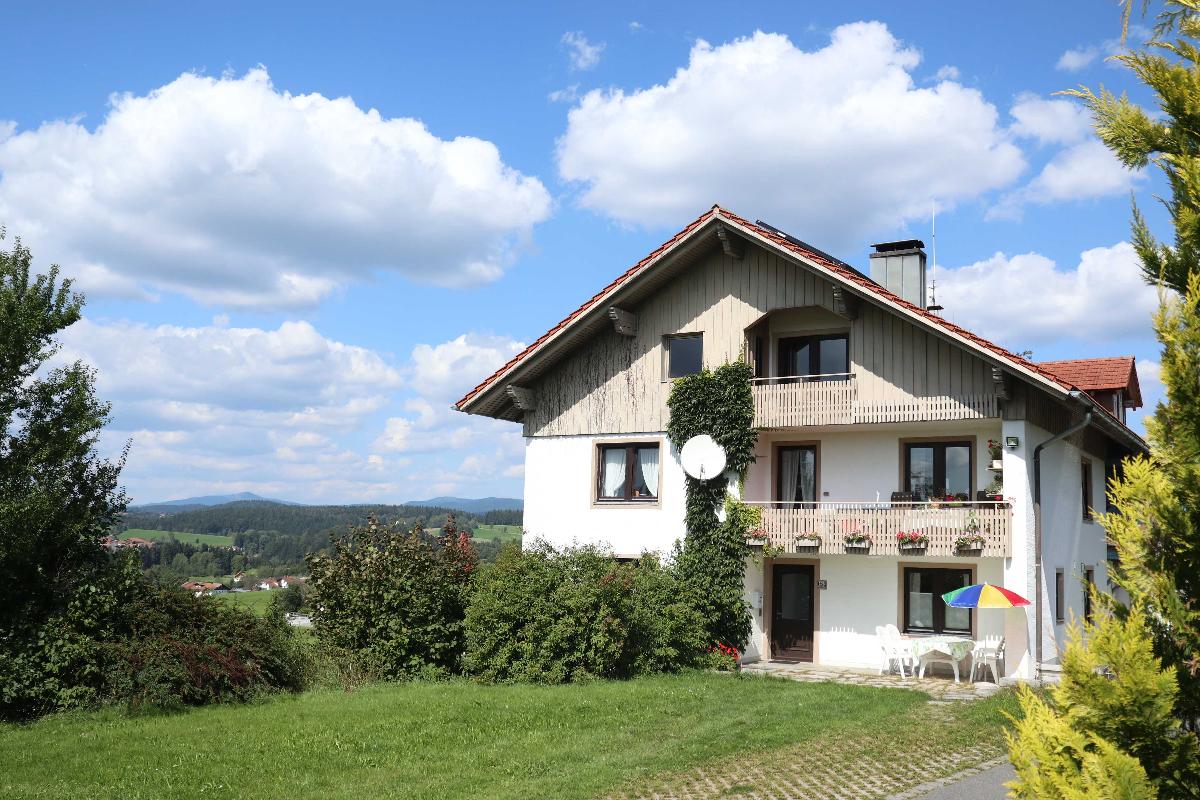 Ferienwohnung im Dachgeschoss mit Balkon (Ferienwohnungen Weishäupl)