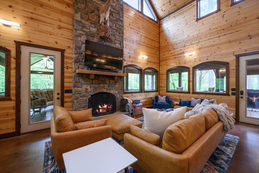 THE DRAKE- private creekside retreat-Sleeps 20