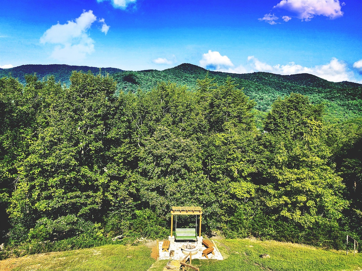 Views, Hot Tub, Pool Table, Arcade & Shuffleboard!