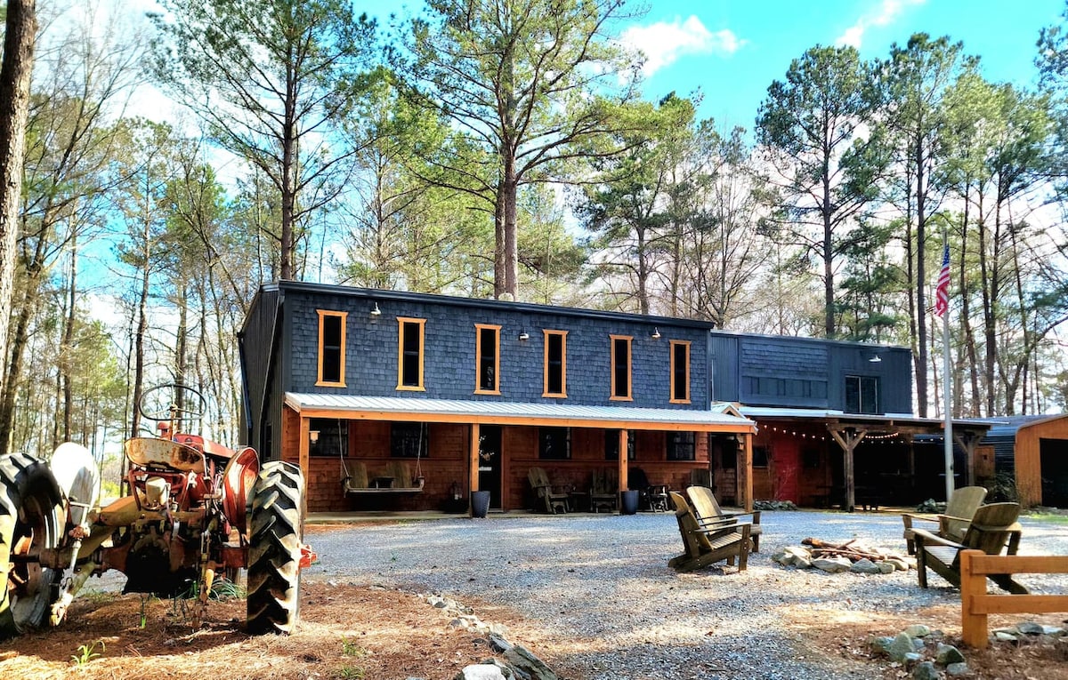 Charming  Barndo/KING bed/Firepit/Outdoor Kitchen