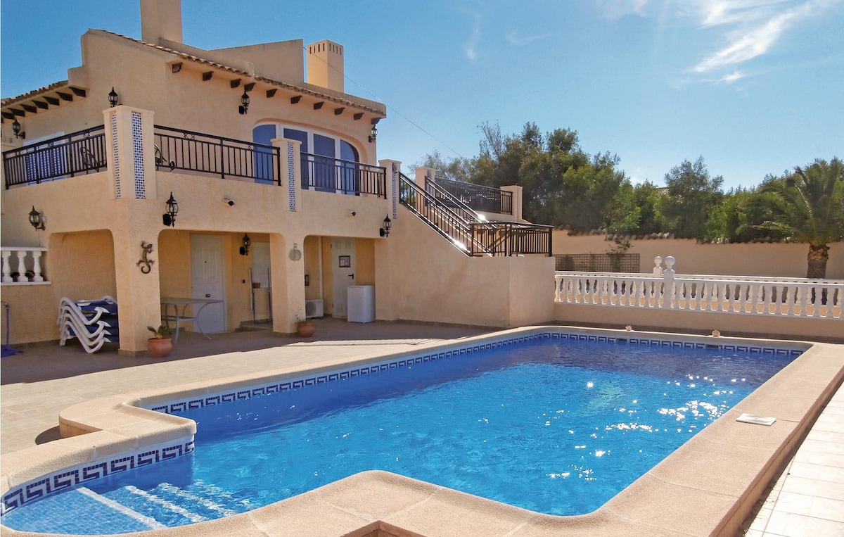 Lovely home with outdoor swimming pool