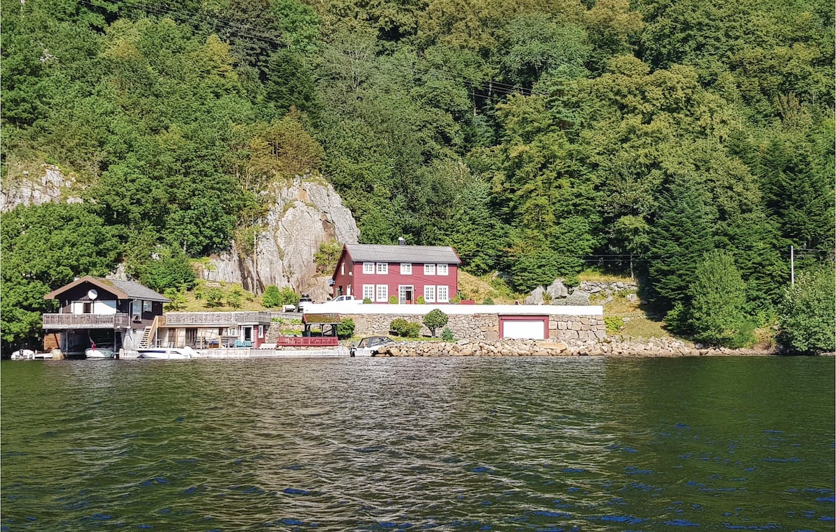 Stunning home in Farsund with 4 Bedrooms and WiFi