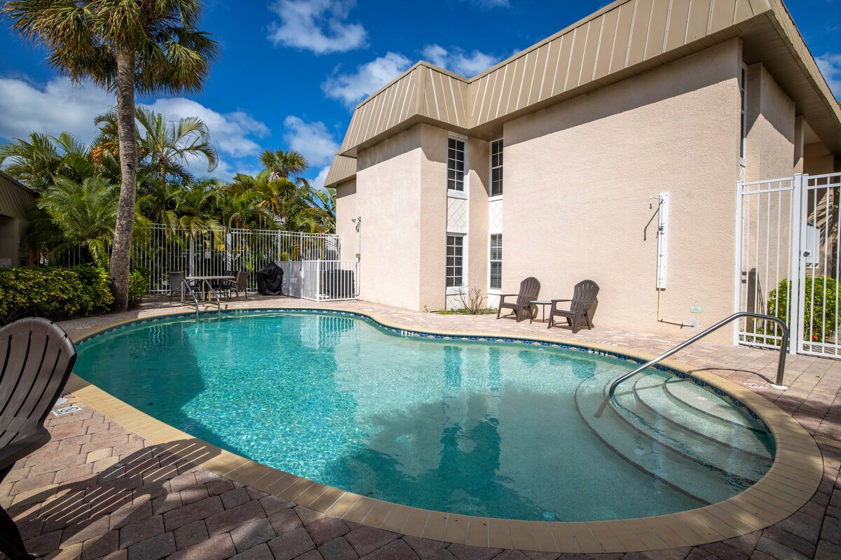 Village Breeze III - Heated Pool, Private Patio!