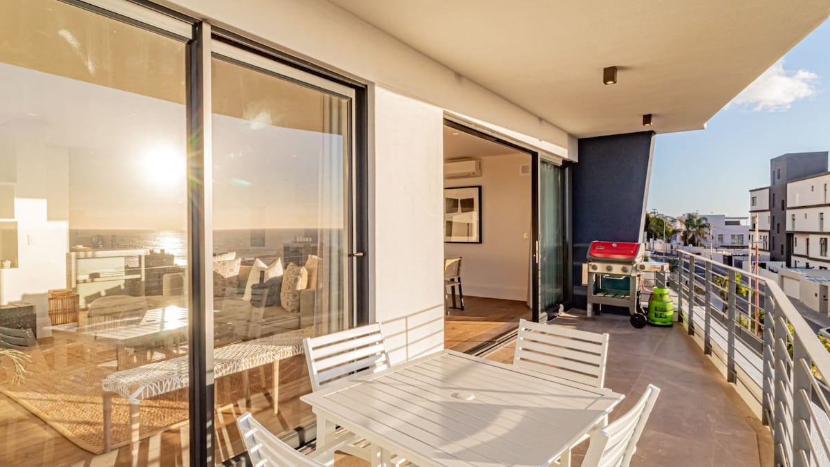 Modern Sea Point Apartment w/ Sea Views (Alpha Sun