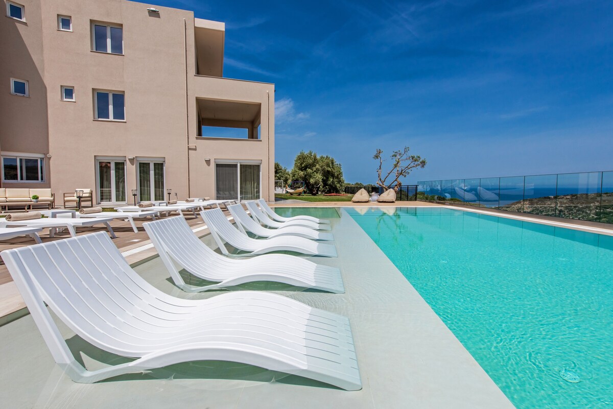 Luxury Villa Oasis, 11 bedrooms, Private Heated Po