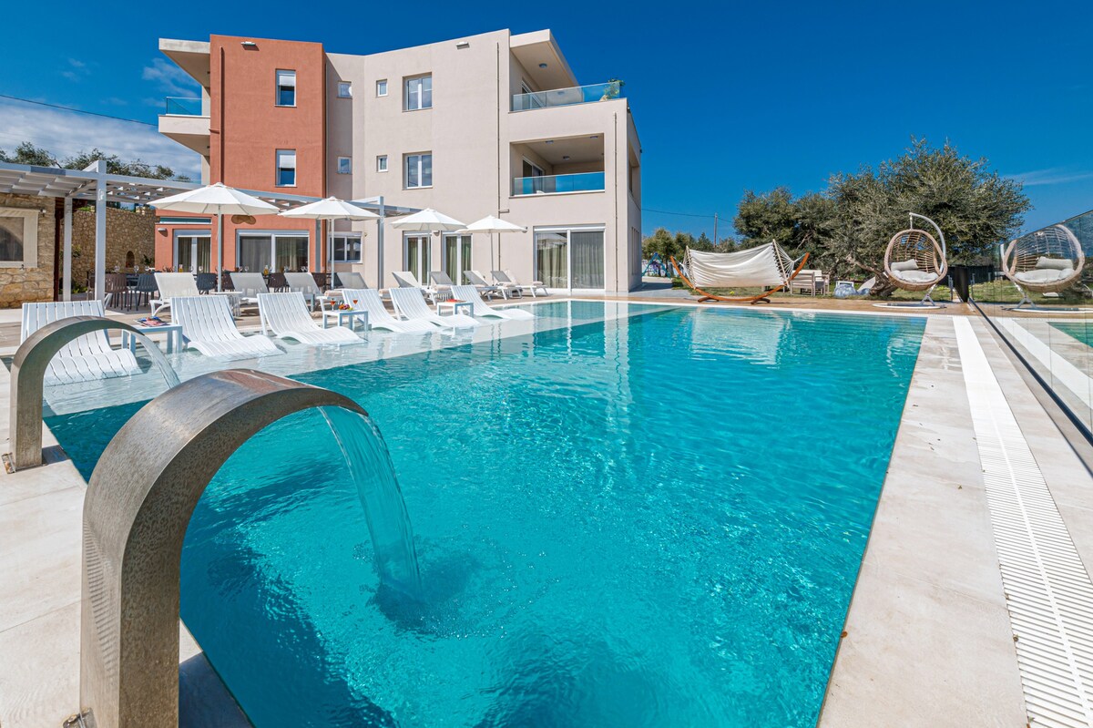 Luxury Villa Oasis, 11 bedrooms, Private Heated Po