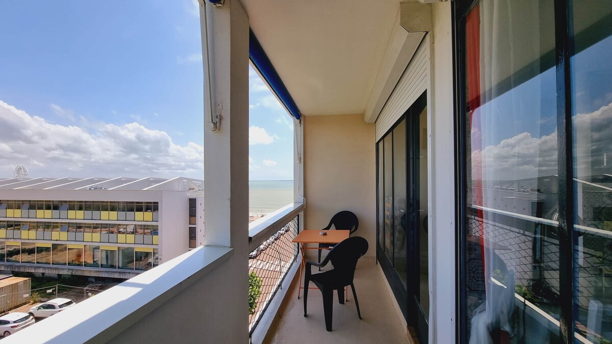 单间公寓位于三楼，设有阳台，距离海滩仅2步之遥