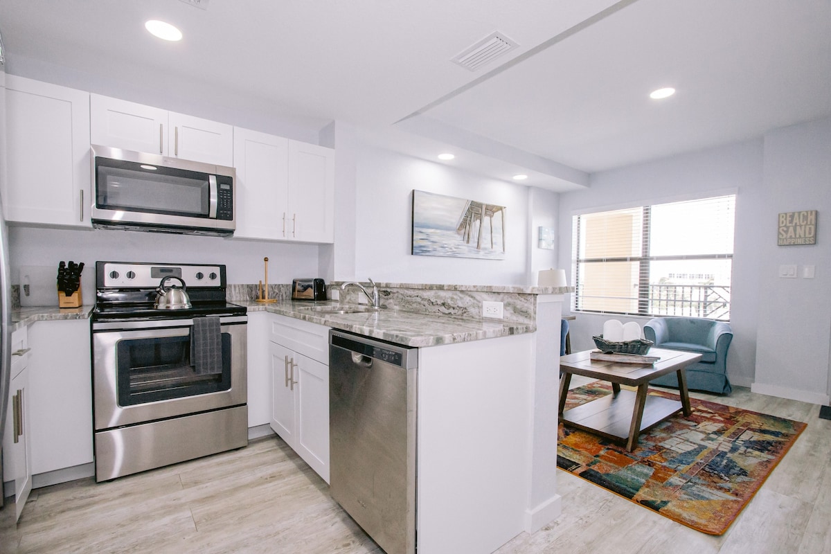 #405 Beachside 1 BR Apartment with Rooftop Pool!