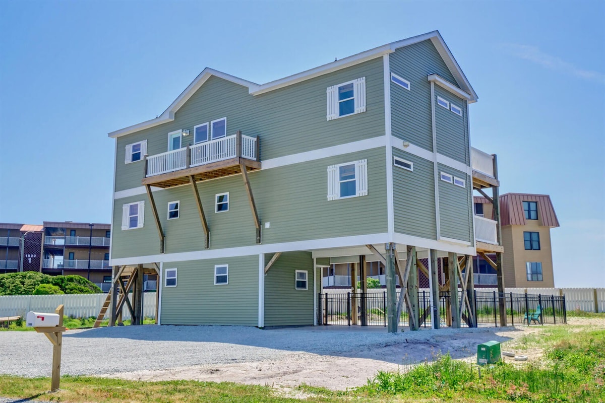 All-in-one: Beach, Pool, Hot Tub, and Home