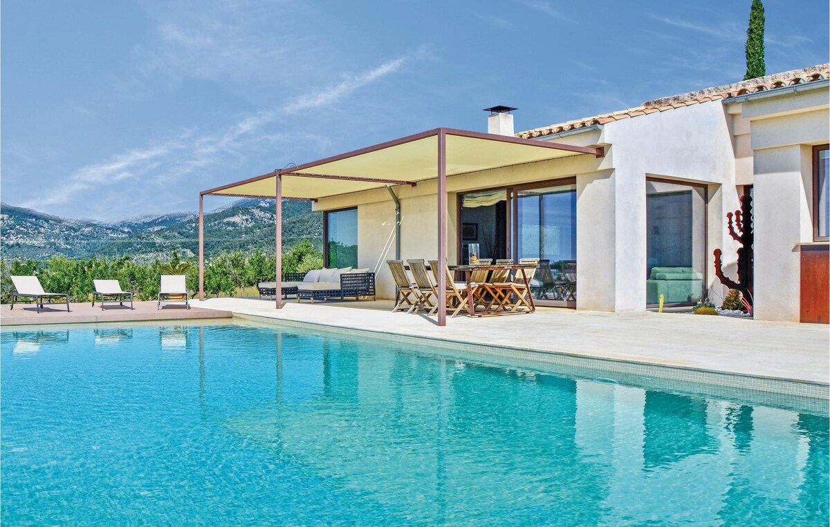 4 bedroom stunning home in Moscari