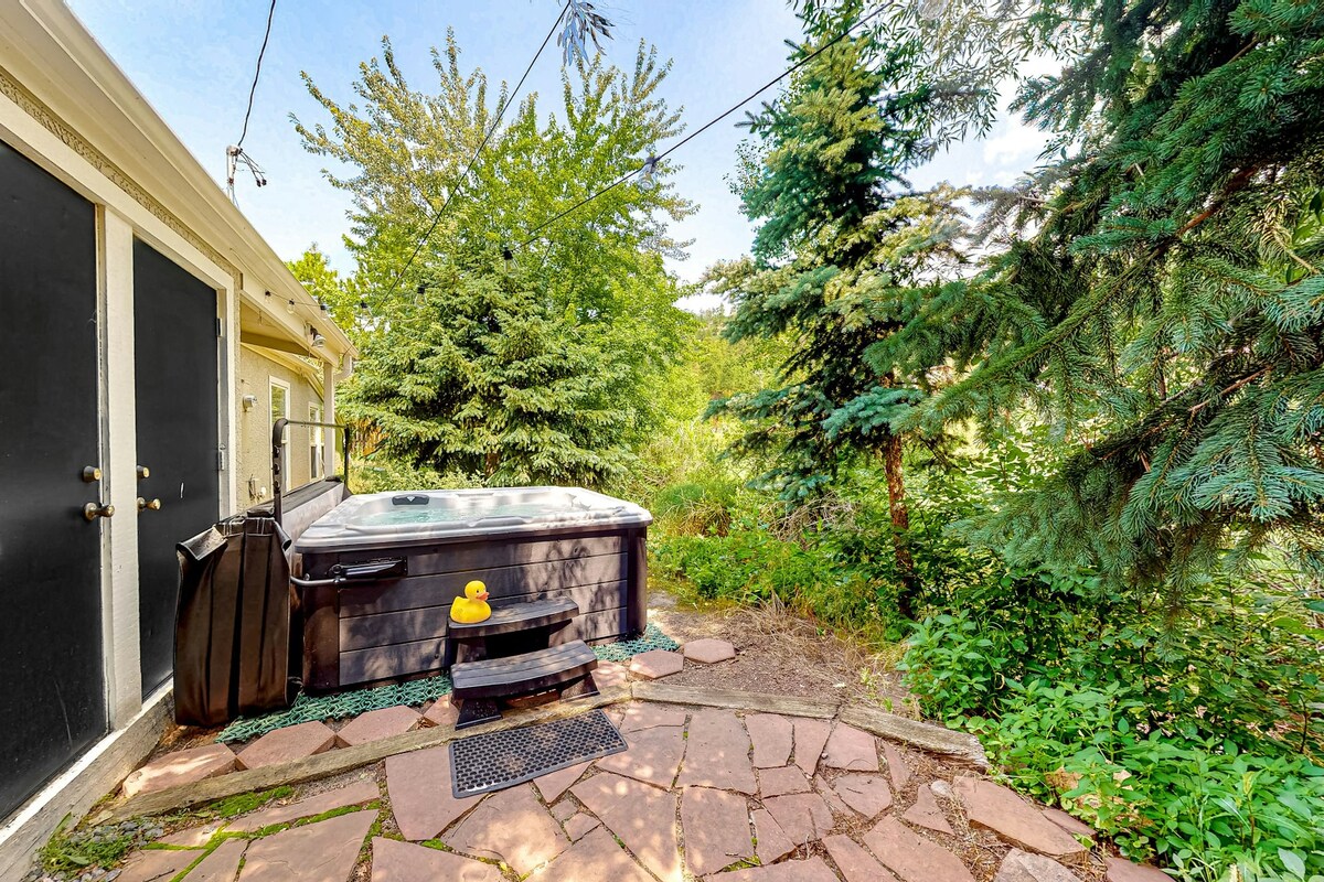 Updated 4BR Riverfront | Hot Tub | Balcony