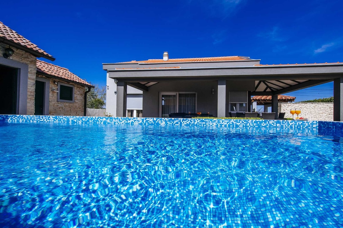 恩纳别墅（ Villa Enna ） ，设有温水游泳池