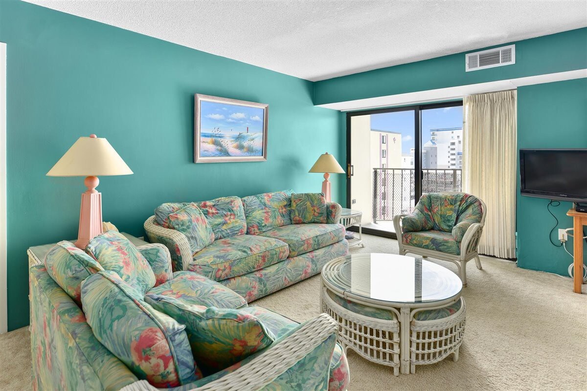 2 Bedroom with ocean view and outdoor pool!