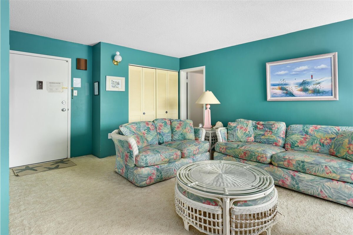 2 Bedroom with ocean view and outdoor pool!